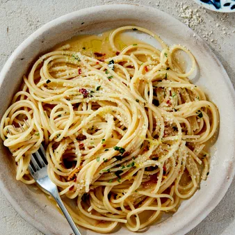 Cacio e Pepe with Bucatini: A Classic Roman Pasta Dish