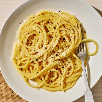 Serving and Storing Tips for Bucatini Al Cacio E Pepe